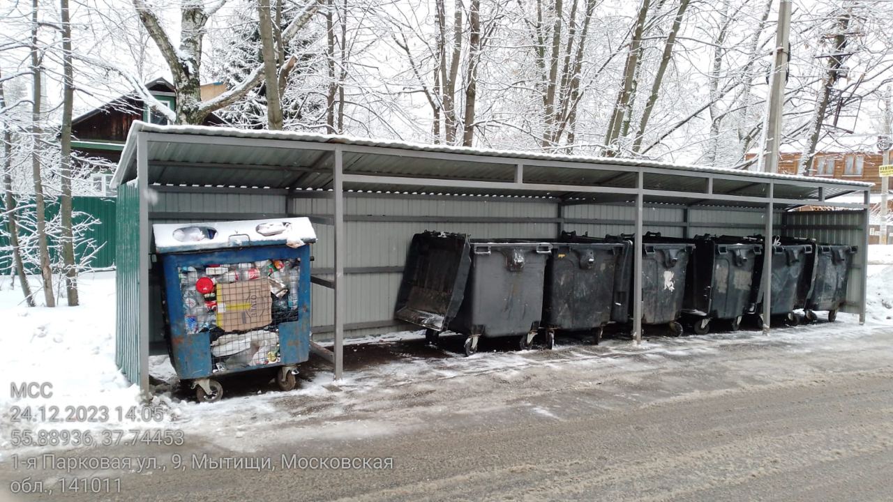 Для недопущения навалов отходов на контейнерной площадке на улице Клары Цеткин в Мытищах увеличено количество баков