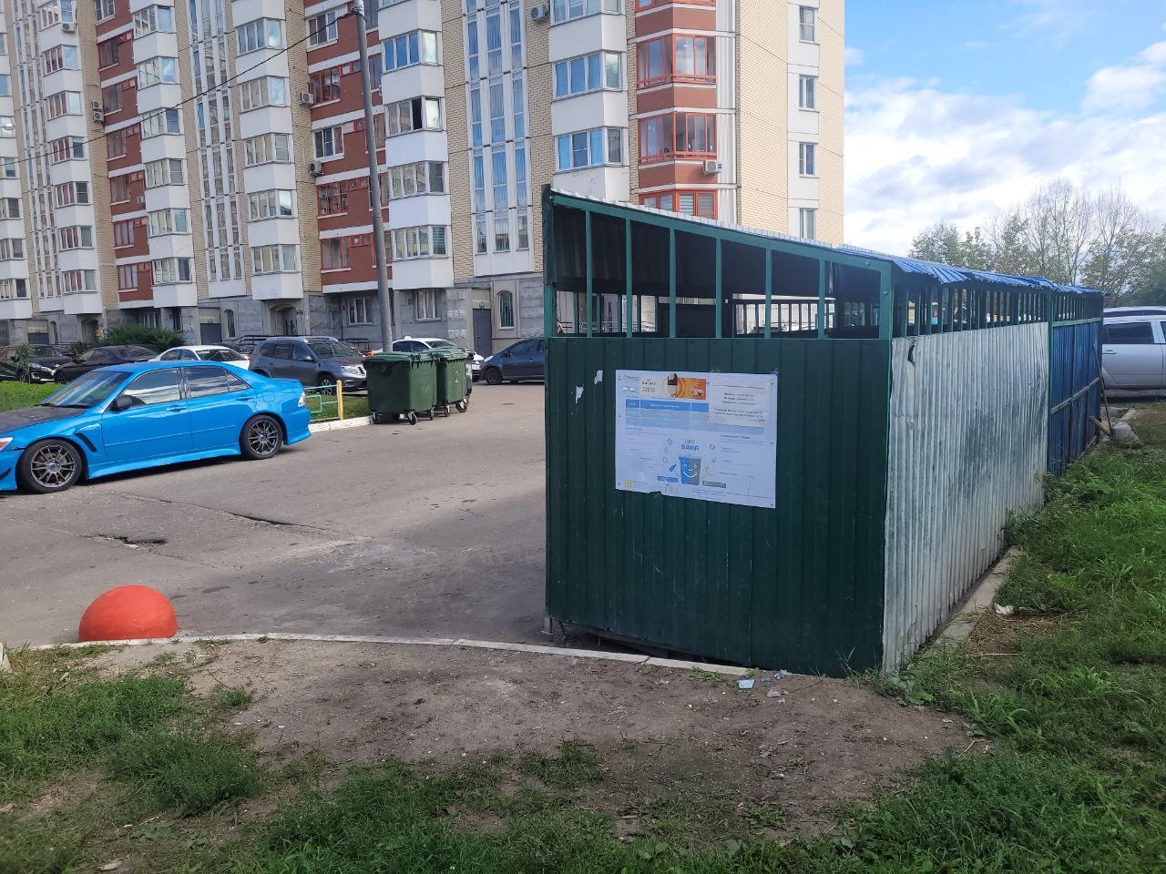 На контейнерной площадке на улице Связистов в Одинцово установлен отдельный бак для крупногабаритных отходов