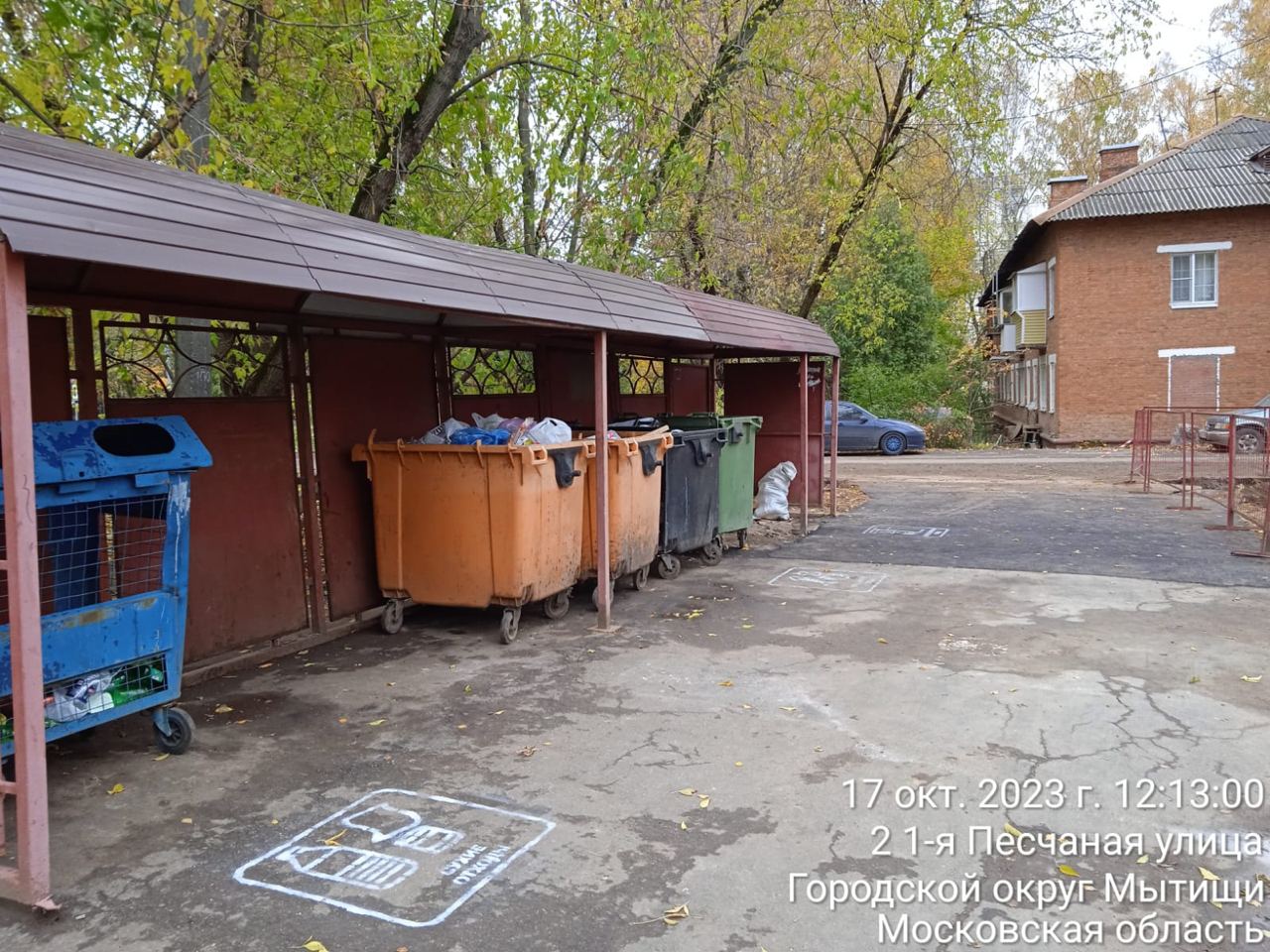 На контейнерной площадке на 1-ой Песчаной улице в городском округе Мытищи усилен контроль работы дворников